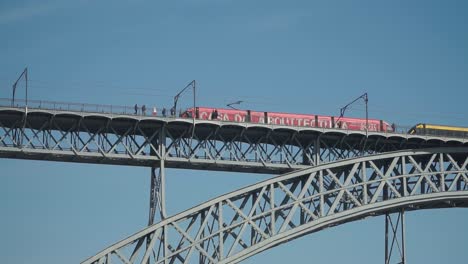 Fazit,-Malerischer-Blick-Auf-Die-Dom-Luis-Brücke-In-Porto,-Portugal,-Im-Hintergrund-Fährt-Die-Straßenbahn-Entlang-Der-Brücke