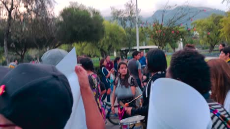 Una-Mujer-Anda-En-Bicicleta-Y-Varias-Otras-Tocan-Tambores-Durante-Una-Marcha-De-Protesta-Contra-La-Violencia-Y-El-Abuso-De-Los-Hombres-Hacia-Las-Mujeres.