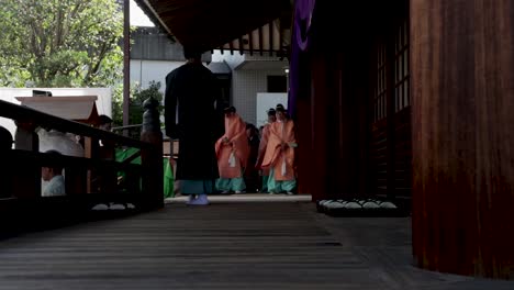 Los-Sacerdotes-Japoneses-Están-Sentados-Frente-Al-Santuario-Sintoísta-Esperando-Al-Sacerdote-Principal.