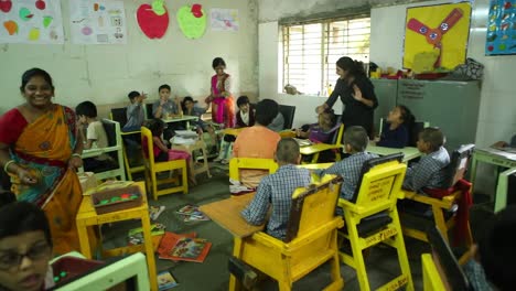 Una-Cámara-Avanza-Hacia-El-Aula-Primaria-De-Una-Escuela-De-Una-ONG-Donde-Los-Niños-Aprenden-Y-Los-Maestros-Enseñan-A-Través-De-Historias,-El-Derecho-A-La-Educación.