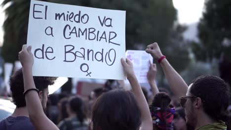 Durante-Una-Marcha-Y-Protesta-En-El-Día-Internacional-De-La-Mujer-Se-Muestran-Carteles-Que-Dicen-&quot;el-Miedo-Cambiará-De-Bando&quot;-Y-&quot;no-Quiero-Tus-Frases-Para-Ligar,-Quiero-Tu-Respeto&quot;.