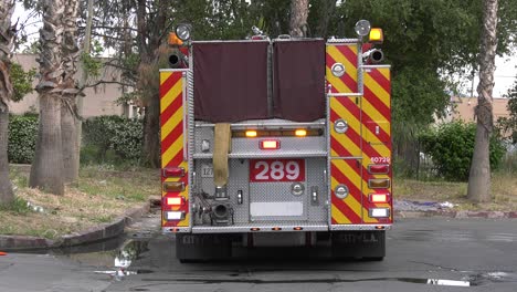 Camión-De-Bomberos-Con-Luces-Intermitentes-Y-Sirenas.