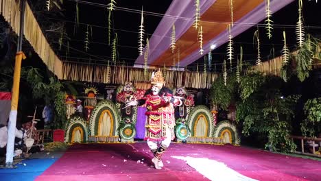 Bailarina-Balinesa-Realiza-Teatro-Dramático-Enmascarado-En-El-Templo-De-Bali-Por-La-Noche,-Ceremonia-Hindú-Del-Ritual-Calonarang,-Indonesia,-Coreografía-De-Topeng-Jauk