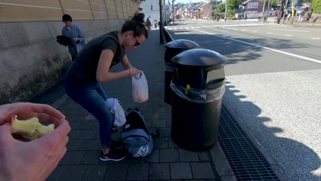 Viajero-Tirando-Basura-A-Los-Contenedores-Públicos.