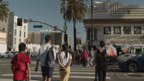 Toma-Cinematográfica-De-Personas-Cruzando-La-Calle-En-Hollywood-Blvd