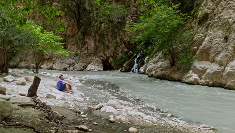 Una-Pareja-Experimenta-El-Desfiladero-De-Saklikent,-Un-Cañón-Empinado-Con-Aguas-Rápidas