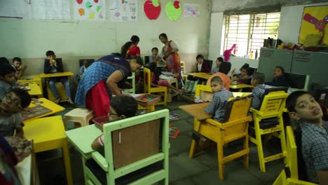 Niños-Con-Retraso-Mental-Y-Discapacidad-Aprendiendo-A-Dibujar-En-Las-Aulas-Escolares,-Derecho-A-La-Educación