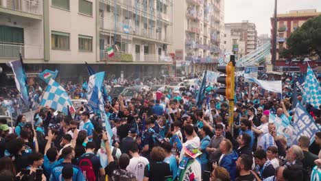 Toma-Ascendente-Que-Muestra-A-Los-Fanáticos-Italianos-Abarrotados-Animando-Y-Celebrando-En-La-Ciudad-De-Nápoles.