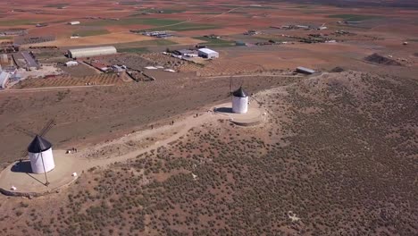 Disparo-De-Drone,-Panorámica-Hacia-La-Izquierda,-Movimiento-Del-Punto-De-Vista-Sobre-Antiguos-Molinos-De-Viento