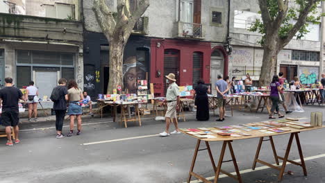 Menschen-Kaufen-Bücher-Auf-Dem-Straßenmarkt