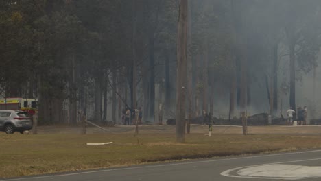 Rettungsdienste-Reagieren-Auf-Einen-Außer-Kontrolle-Geratenen-Brand-Auf-Dem-Land,-Der-Häuser-Zerstört