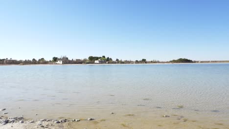 Toma-Panorámica-A-La-Derecha-Sobre-Una-Laguna-De-Agua-Clara-En-España,-Cerca-De-Madrid-Y-Ubicación-De-La-Novela-Don-Quijotte.