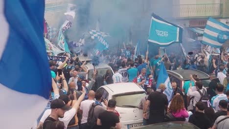 Toma-En-Cámara-Lenta-De-Hooligans-Italianos-Del-Ssc-Napoli-Celebrando-El-Campeonato-De-Fútbol-En-La-Carretera-Con-Pirotecnia