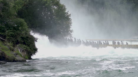 Un-Barco-Lleno-De-Turistas-Acercándose-A-La-Cascada-Más-Grande-De-Europa.