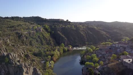 Drone-Shot,-flying-over-the-river-Tajo-nearby-Toledo,-towards-the-Toledo's-paraders