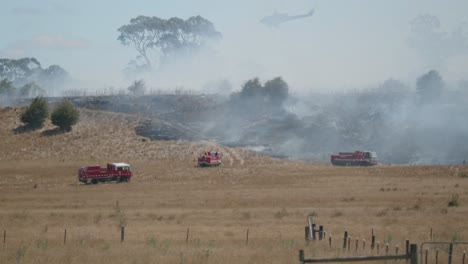 Los-Camiones-De-Bomberos-Y-Helicópteros-Tratando-De-Controlar-El-Incendio-De-Pasto-En-El-País-De-Victoria