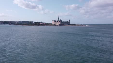 Castillo-De-Kronborg-Elsinore-Pan-Desde-El-Océano-En-Verano