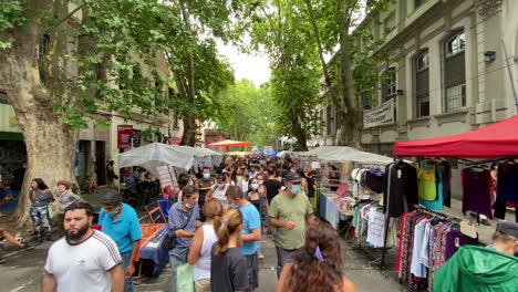 Gente-De-Compras-En-El-Mercadillo-De-La-Calle