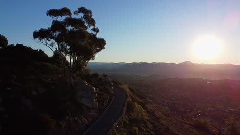 Filmische-Landschaftsdrohne,-Aufgenommen-Während-Der-Golden-Hour-Am-Historischen-Berg-Von-San-Diego