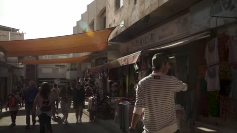 Gente-Caminando-Por-La-Concurrida-Calle-Del-Mercado-En-La-Antigua-Ciudad-De-Madaba,-Jordania