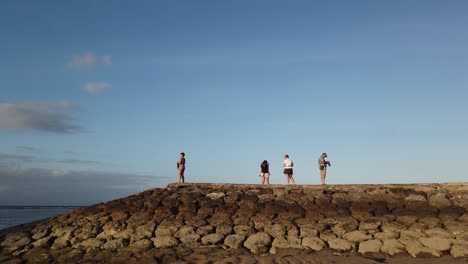 Touristen-Machen-Fotos-Am-Bali-Beach-Dock-Mit-Panoramablick-Auf-Die-Landschaft-Von-Sanur,-Indonesien