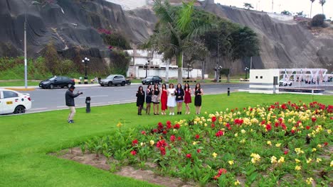 Chicas-Vestidas-Saludando-A-La-Cámara-Durante-Una-Sesión-De-Fotos-En-Un-Campo-De-Flores-Para-Una-Fiesta-De-Cumpleaños.