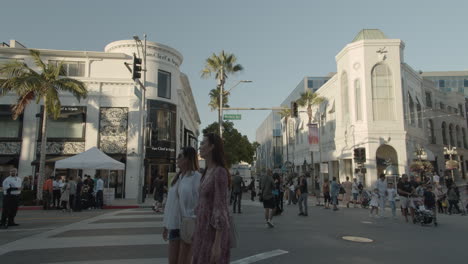 Menschen,-Die-Auf-Dem-Berühmten-Rodeo-Drive-In-Beverly-Hills-Spazieren-Gehen,-Einkaufen-Und-Sehenswürdigkeiten-Besichtigen,-Ca