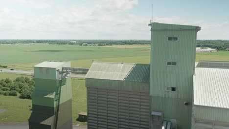 Vista-De-ángulo-Alto-De-La-Fábrica-De-Silos-De-Trigo-Ubicada-En-El-Campo-En-Francia