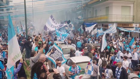 Toma-En-Cámara-Lenta-De-Muchos-Fanáticos-Del-Napoli-Celebrando-El-Triunfo-Después-De-Ganar-En-La-Liga-De-Fútbol-En-La-Carretera---Ondeando-Banderas-Con-Pirotecnia-Peligrosa