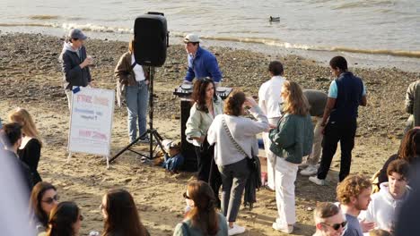 Una-Fiesta-Secreta-En-La-Playa-De-Londres