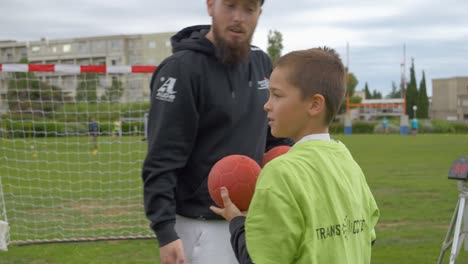 Nahaufnahme-Eines-Behinderten-Kindes,-Das-Beim-Handicap-Event-In-Narbonne-Einen-Ball-Ins-Tor-Wirft