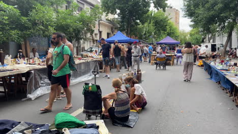 Menschen-Kaufen-Auf-Dem-Straßenflohmarkt-Ein