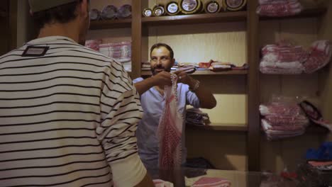 Turista-Comprando-Auténtica-Alfombra-De-Tela-Local-Del-Vendedor-Del-Mercado-En-Madaba,-Jordania