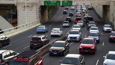 Tráfico-Lento-De-Vehículos-En-La-Autopista-M3-Del-Pacífico-A-La-Ciudad-De-Brisbane,-Tráfico-De-Cuellos-De-Botella,-Viajeros-Atrapados-En-North-Quay-Y-Riverside-Expressway,-Toma-De-Movimiento-Manual