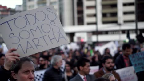 Ein-Schild-Mit-Der-Aufschrift-„Wir-Sind-Alle-Martha“-Wird-Während-Eines-Protestmarsches-Für-Die-Kürzliche-Ermordung-Einer-Frau-Durch-Die-Hände-Eines-Mannes-Gehalten