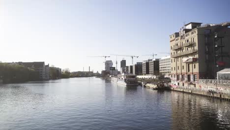 Eine-ästhetische,-Ruhige-Aufnahme-Eines-Wunderschönen-Blicks-über-Berlin-Auf-Die-Spree-An-Einem-Fantastischen-Tag