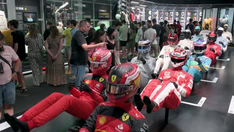 Maniquíes-Vestidos-Con-Trajes-De-Carreras-Resaltan-Su-Evolución-A-Través-Del-Deporte-F1-Y-El-Tiempo-Durante-La-Primera-Exhibición-Oficial-De-Fórmula-1-Del-Mundo-En-Ifema-Madrid-En-España.