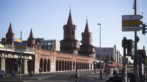 Ein-ästhetischer,-Ruhiger-Clip-Von-Einem-Der-Berühmtesten-Und-Historischsten-Gebäude-Berlins,-Der-Oberbaumbrücke