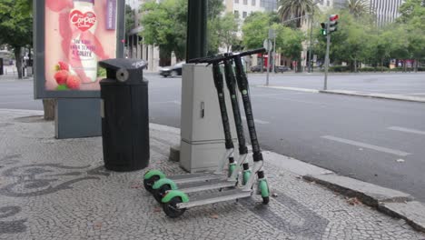 Drei-Kostenpflichtige-Roller-Parkten-Auf-Dem-Gehweg-Neben-Der-Straße