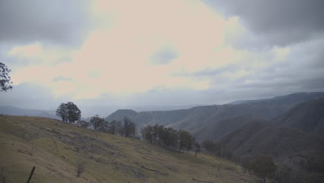 Gelbes-Auto,-Das-Während-Eines-Schneesturms-Die-Aussicht-Auf-Den-Barrington-Tops-Nationalpark-Bewundert