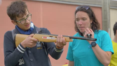 Toma-En-Cámara-Lenta-De-Un-Niño-Discapacitado-Al-Que-Se-Le-Enseña-A-Disparar-Un-Arma-En-El-Evento-Para-Discapacitados-De-Narbona.