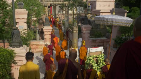 Mönche-Gehen-Den-Tempel-Hinunter,-Um-Den-88.-Geburtstag-Des-Heiligen-Dalai-Lama-Im-Heiligen-Mahabodhi-Tempelkomplex-Zu-Feiern,-Totalaufnahme