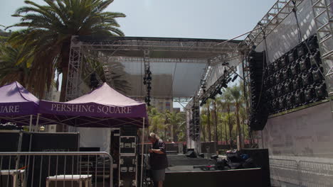 Ingeniero-De-Audio-Configurando-El-Equipo-Detrás-Del-Escenario-Antes-Del-Concierto-En-Pershing-Square-En-Los-Ángeles