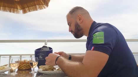 Un-Hombre-Disfruta-De-Mariscos-En-Una-Terraza-Al-Aire-Libre-En-Meze