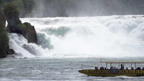 Un-Barco-Con-Turistas-Contemplando-La-Cascada-Más-Grande-De-Suiza.