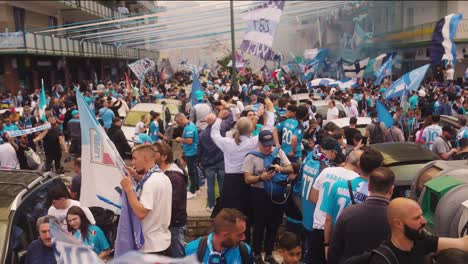 Vista-Superior-Que-Muestra-A-Muchos-Aficionados-Italianos-Celebrando-La-Victoria-Del-Campeonato-De-Fútbol-De-La-Serie-A-En-La-Carretera-De-Nápoles.