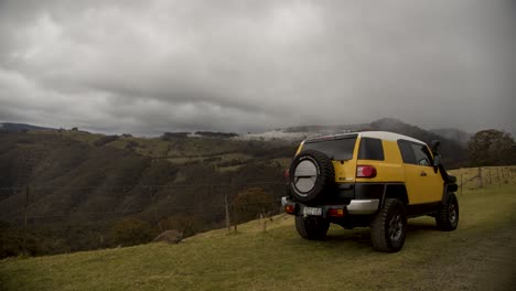 Gelbes-Auto,-Das-Während-Eines-Schneesturms-Die-Aussicht-Auf-Den-Barrington-Tops-Nationalpark-Bewundert