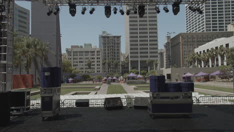 Escenario-Casi-Vacío-Antes-Del-Concierto-Desde-La-Perspectiva-Del-Artista-De-Pershing-Square-En-El-Centro-De-Los-Ángeles,-California.