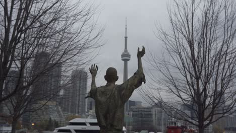 Vista-De-La-Torre-CN-Y-El-Horizonte-De-Toronto-Desde-La-Estatua-Del-Parque-De-Irlanda