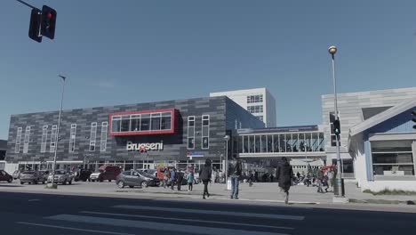 Vista-De-La-Entrada-Del-Supermercado-Brugseni-Con-Gente-Caminando-En-Nuuk,-Groenlandia